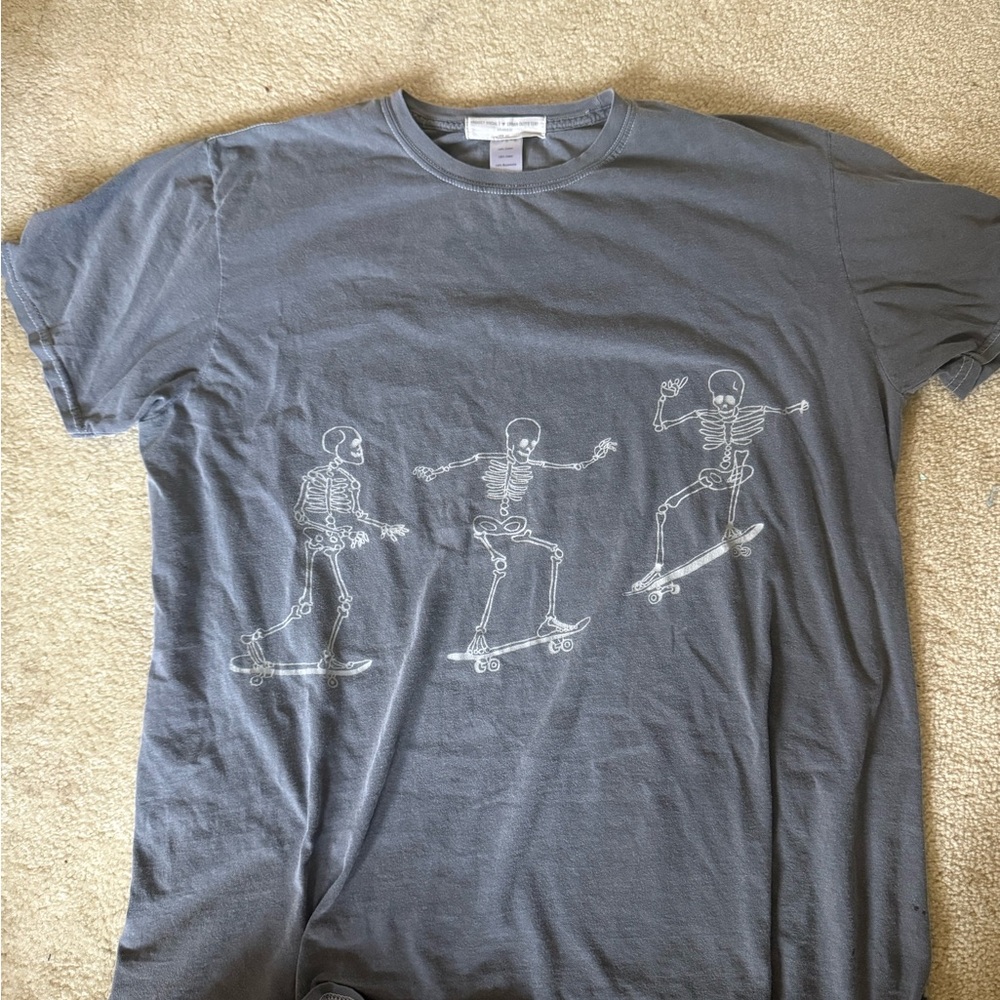 Urban Planet Gray Short Sleeve Tee with Artistic Line Art